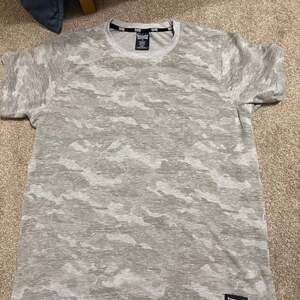 Tapout Men's Gray Camouflage Short Sleeve T-Shirt